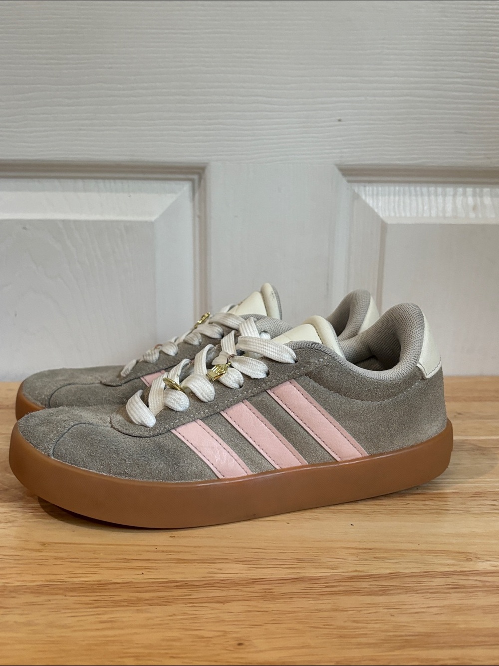 Adidas Kids VL Court 3.0 Classic Low-Top Suede Sneakers in Grey Pink size 3.5